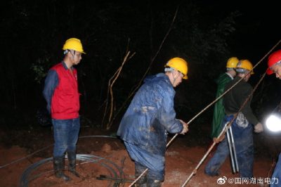110千伏電桿傾斜，衡陽輸電檢修公司進(jìn)行加裝內(nèi)角拉防倒桿措施