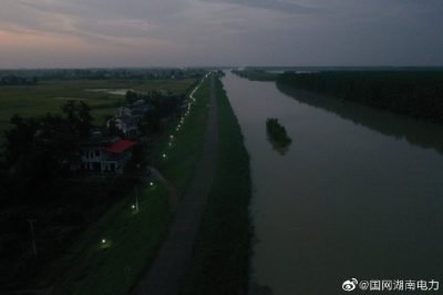 爭分奪秒進(jìn)行防汛大堤臨時應(yīng)急照明線路架設(shè)工作,用責(zé)任點(diǎn)亮一方燈火