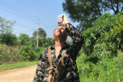 資陽(yáng)區(qū)供電公司進(jìn)行迎豐橋2#臺(tái)區(qū)B01#至B07#桿、A01#桿至A09#桿放緊線并連頭施工