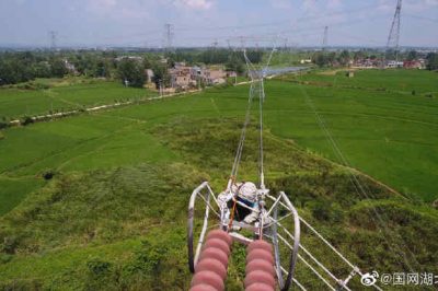 帶電作業(yè)檢修輸電線路，處理導(dǎo)線引流板發(fā)熱問題