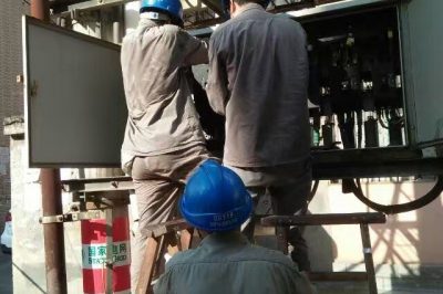 竹山縣供電公司對(duì)低壓配電柜、開關(guān)、漏電保護(hù)器和客戶側(cè)用電設(shè)備消除缺陷