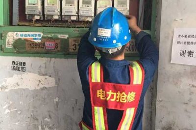 安康供電公司搶修人員頂著高溫，處理各種搶修工單