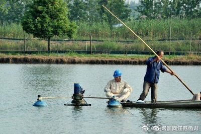 前鋒鎮(zhèn)供電所帶工具到養(yǎng)殖戶家?guī)椭渑懦龣C(jī)器故障，受到養(yǎng)殖戶的感謝