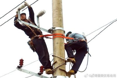 盱眙縣供電公司架設(shè)排澇站配電臺(tái)架、安裝配電變壓器