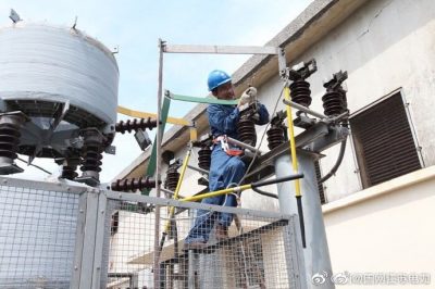 張家港市供電公司在35千伏慶余變?yōu)?號電容器組修理接觸不良、發(fā)熱的刀閘