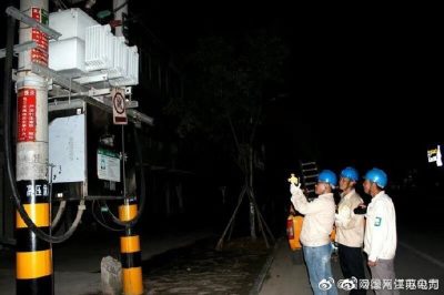 供電所值班員用紅外線測溫儀測量八義集鎮(zhèn)街道8#變壓器器身、電纜接頭等處溫度