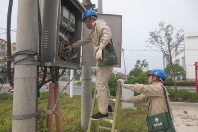 檢查更換配變箱內(nèi)的漏電保護器及設備，保障迎峰度夏安全供電