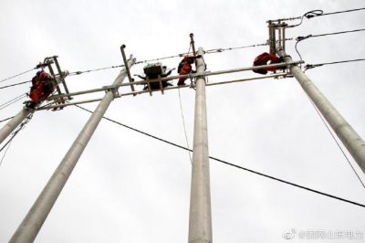 10千伏創(chuàng)業(yè)園國(guó)網(wǎng)利津縣供電公司工作人員登桿升級(jí)線路，供電安全穩(wěn)定
