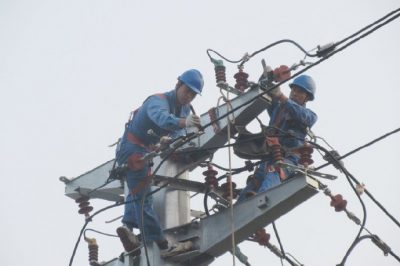 10千伏線路遷改，新立鋼管塔2基，架設(shè)絕緣導(dǎo)線300米，敷設(shè)過路高壓電纜160米
