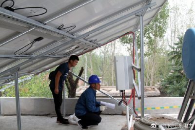 電力小哥們定期對(duì)光伏用戶上門走訪，保障光伏發(fā)電設(shè)備使用安全