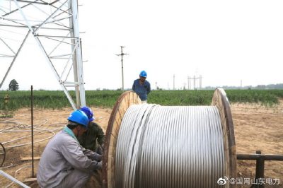 夏津縣供電公司冒高溫爬鐵塔架導(dǎo)線，為民供電