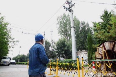 桓臺縣供電公司新立電桿27基、架設(shè)線路1.3公里、敷設(shè)電纜200余米