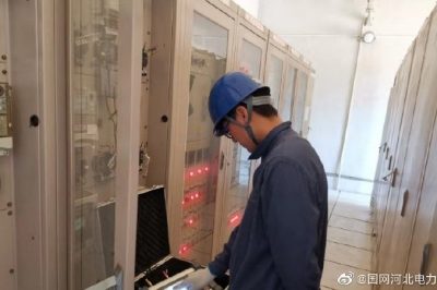 持續(xù)高溫雷雨天，傾盆暴雨嘩嘩下，供電職工檢修忙