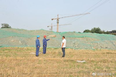 高壓線下堆土，危險！河北沙河市供電公司工作人員迅速監(jiān)督項目經(jīng)理安排人員清理