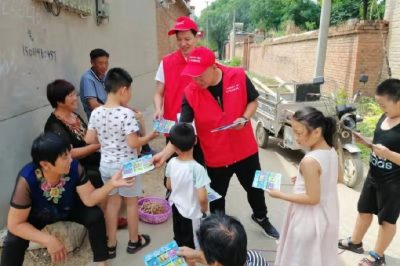 深入轄區(qū)村莊，向留守老人、兒童講解暑期安全用電常識，增強他們的安全用電意識