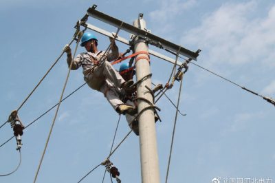 頭頂炎炎烈日對(duì)10千伏線路進(jìn)行改造，保障客戶用電