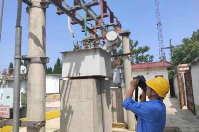 贊皇縣供電公司對35千伏許亭變電站檢查開關(guān)柜、實施紅外測溫