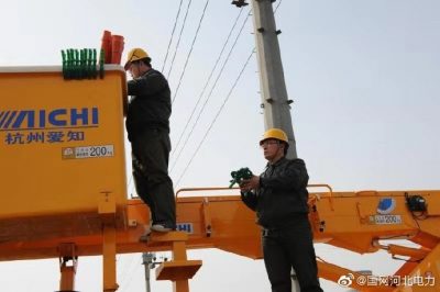 國網衡水市桃城區(qū)供電公司采用帶電作業(yè)方式減少停電次數和時間