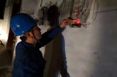衡水市桃城區(qū)供電公司分組逐段線路、逐個(gè)電纜分接箱查找故障點(diǎn)