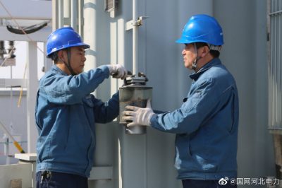 海興縣供電公司對(duì)變電站站內(nèi)設(shè)備進(jìn)行巡視，及時(shí)消除安全隱患