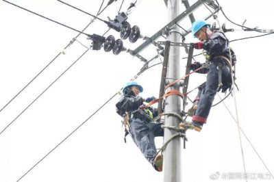 國網(wǎng)龍泉市供電公司：冒雨對10千伏城西線支線1號桿安裝分支開關(guān)，搶修送電