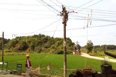 茶陵供電公司在400伏I回主線(xiàn)03-1號(hào)桿調(diào)整低壓線(xiàn)路弧垂