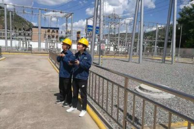 延安供電公司在110千伏安塞變、吳起變開展利用無人機排查線夾隱患