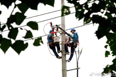 白塔鎮(zhèn)大莊線37+1號桿組裝橫擔(dān)、刀閘、令克等設(shè)備