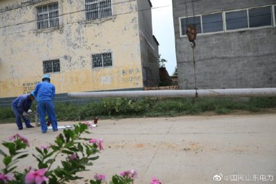 梁山縣供電公司新立電桿6基、新建低壓架空絕緣線0.31千米、新增一臺400千伏安變壓器