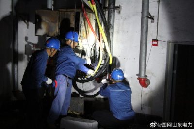 小區(qū)地下停車場處燒毀的電纜進行絕緣、防水處理