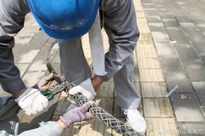 10千伏新甫線(xiàn)施工現(xiàn)場(chǎng)新泰市供電公司冒高溫進(jìn)行立桿架線(xiàn)等作業(yè)