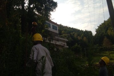 衡山縣供電公司10千伏東湖線開(kāi)展砍青工作