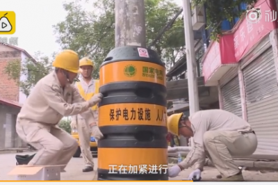 低頭族福音！電桿穿上“防撞衣”  夜晚還能反光