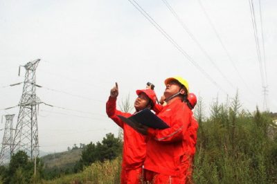 重慶豐都供電公司利用無(wú)人機(jī)巡視220千伏涪豐北線鐵塔