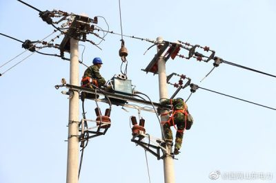 慶云縣供電公司對(duì)開(kāi)發(fā)區(qū)線(xiàn)12號(hào)桿更換開(kāi)關(guān)