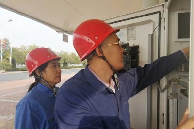 日常維護(hù)充電樁  為綠色出行加滿(mǎn)油