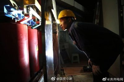 銅仁供電局緊急更換損壞變壓器，1小時(shí)內(nèi)成功搶通了兩位老人的“生命通道”