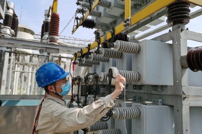 500千伏車坊變進行電容器修試工作