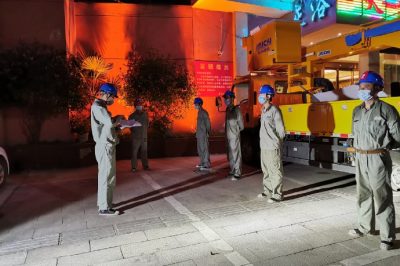 帶電作業(yè)小伙，在夜間濕透衣襟