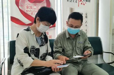 電力小哥也管“修手機”？分外事也是一片心