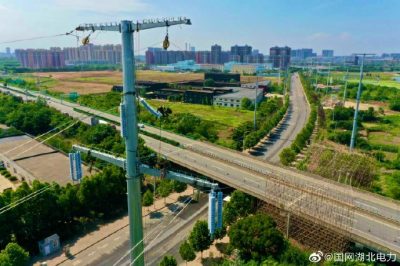 遷改線路，為重點(diǎn)企業(yè)擴(kuò)建讓道