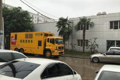 315千伏安應(yīng)急發(fā)電車(chē)為汽車(chē)4S店持續(xù)供電
