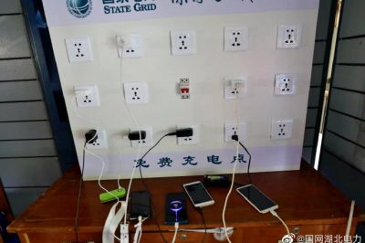 暴雨致停電，定制充電板為愛續(xù)航