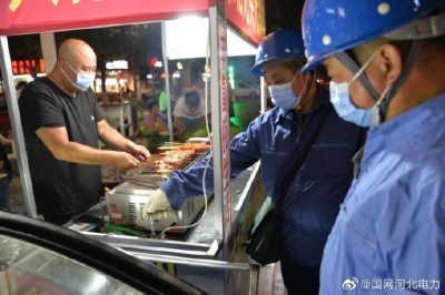 向經營攤主講解安全用電知識和不規(guī)范用電的危害