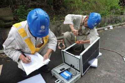 新智能設(shè)備-一臺架空暫態(tài)錄波型遠(yuǎn)傳故障指示器
