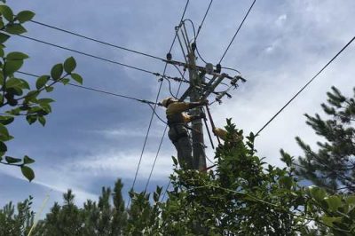 9米桿上帶電作業(yè)，近3米長、4公斤重的絕緣操作桿