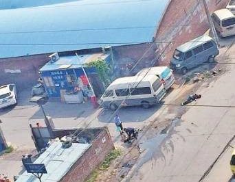 有人高壓線下施工觸電，居民救援“往身上澆水”……這是幫倒忙！