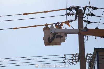 帶電作業(yè)班對10千伏547輕貿(mào)線主干049號(hào)桿隔離開關(guān)進(jìn)行帶電接引