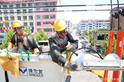 網(wǎng)婁星區(qū)供電支公司開展低壓線路解頭、搭火作業(yè)