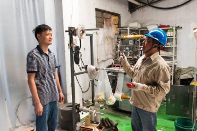 走進(jìn)轄區(qū)內(nèi)小作坊，檢查用電線路，試跳漏電保護(hù)器